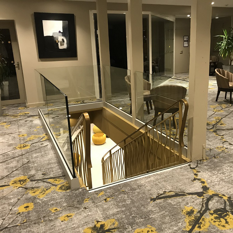 escalier restaurant garde corps verre design